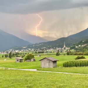 Gewitterstimmung über Imst in einem Blogbeitrag über einen kreativen August.