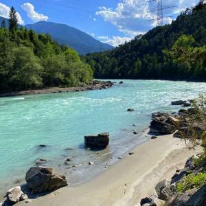 Ein Bild vom Inn, der mit seinem türkisfarbenem Wasser an die Karibik erinnert in einem Blogbeitrag zu Aktivitäten im Juli.