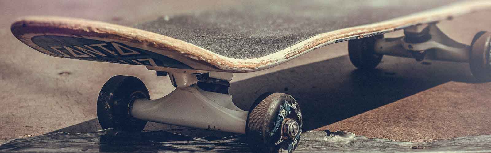 Bild von einem Skateboard in einem Blogbeitrag über das erste Mal Skateboard fahren.