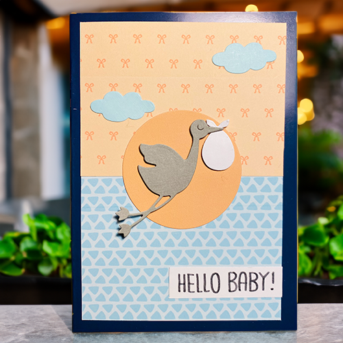 Babykarte mit Storch und "hello baby" Schriftzug in einem Blogbeitrag über selbst gebastelte Karten.