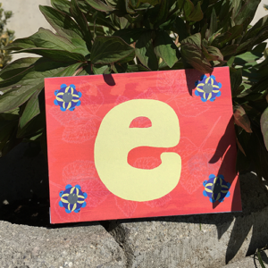 Schokoladeverpackung mit dem Buchstaben "e" in einem Blogbeitrag über kreative Geschenke.