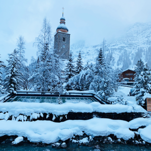 Winterliches Bild von Lech am Arlberg in einem Blogbeitrag über einen besinnlichen Schneespaziergang.