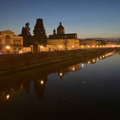 Der Fluss Arno bei Nacht in Florenz.