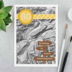 Einladung zum 80. Geburtstag mit einer Straßenkarte im Hintergrund und hölzernen Wegweisern.