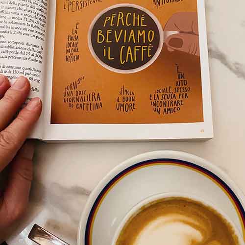 Ein Cappuccino auf einem Tisch, darüber liegt ein Magazin.