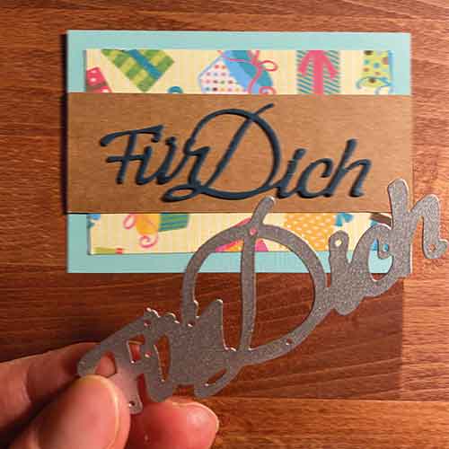 Im Vordergrund sieht man eine Stanze mit dem Schriftzug "Für Dich". Im Hintergrund eine damit gestaltete Karte.