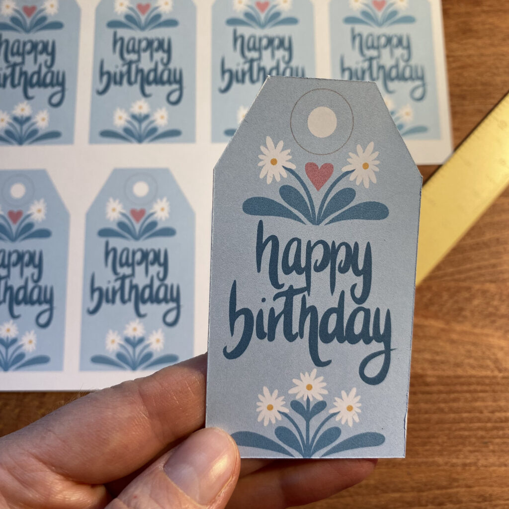 Geschenkanhänger mit "happy birthday"-lettering